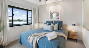 Charming Waterfront Lagoon Views & Restaurants - Image 2