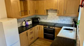 Great Parking and Spacious 3 Bedroom Home Andover - Image 4