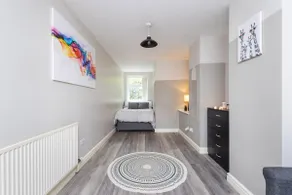 Free Parking & WiFi, Large Bedrooms, Self Check-in - Image 4