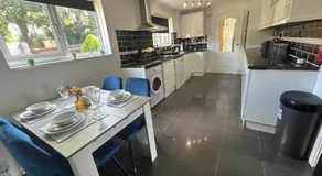 Luxurious 3 Bedroom Contractor House Stevenage by Randz Property Group - Short Lets l Sleeps 6 l Free Parking & Wifi - Image 3