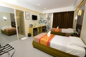 Grand Astoria Hotel - Image 2