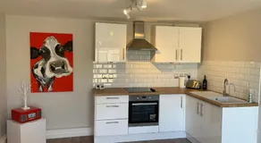 1-Bed - Sleeps 2 - Pet Friendly w Parking - Image 4