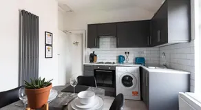 Sophia's Retreat - 2 Floor 4 Bed Apartment - Newport - Coastal Getaway - Image 2