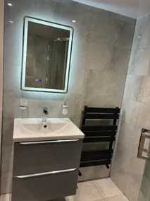 Exquisite 2 Bedroom Independent Property & Parking - Image 2