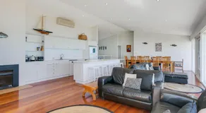 124 Surfers Pde - BYO Linen Beachfront - Image 2