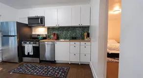 Modern 2-Bedroom House with Free Parking and Convenient Location - Image 5
