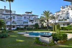 Easy Parking Poolside 2 Bedroom - E20 - Image 3