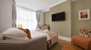 WhiskAwayHomes - Sebright Avenue - Luxury home - Image 2