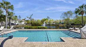Charming southern townhouse w/enclosed yard & access to community pool - Image 2