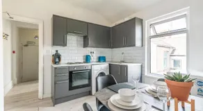 Sophia's Retreat - 2 Floor 4 Bed Apartment - Newport - Coastal Getaway - Image 4
