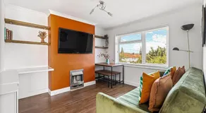 Modern 2-Bed House in Reading - Image 2