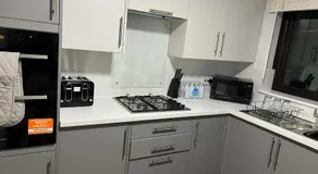 Spacious 4 Bedroom House in Corby Sleeps 9 Parking - Image 5