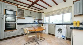 Racing Accommodation on course - Image 4
