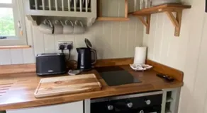 Woodpecker Shepherds Hut - Image 4