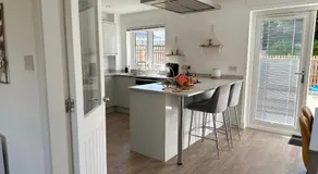 Elite 3 bedroom family house with free parking - Image 5