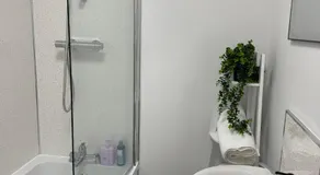 Private En-suite - Image 2