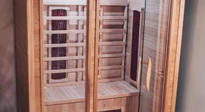 Amira 1899 Luxury Suite Private Spa Jacuzzi and Sauna - Image 4