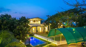 EKO STAY- Lakefront Villa - Image 4
