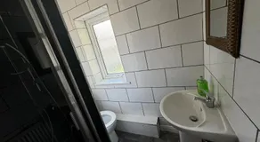 Deluxe Double Bedroom Manchester - Image 5