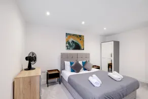 Modern 1 Bedroom Apartment Town Centre Camberley - Image 2