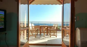 Loft apartment 20m from sea - Image 3