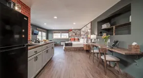 Boutique Hotel King, Queen & Kitchen Suites Easy Drive to Downtown - Image 3
