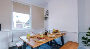 Oxford House by YourStays - Cosy Home in the Suburb of May Bank - Image 2
