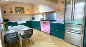 Spacious home in Leeds ideal for gatherings with free parking - Image 5