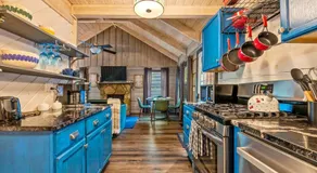 Unique Charm, Central Location, Hot Tub, Games - Image 4