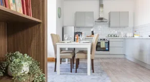 Manchester Retreat, Free Parking & Sleeps 5 - Image 5