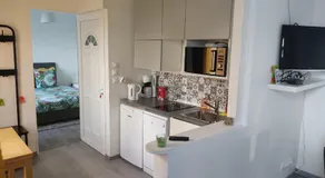 appartement individuelle refais a neuf,ds maison de maître,6 couchages dont un lit kingsize,cuisine avec lave vaisselle,rue privative pour se garer, accessibilité au jardin - Image 3