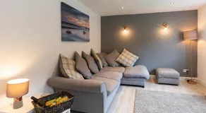 Stunning Pet-Friendly Home with Hot Tub less than one minute walk from Barmouth Beach - Image 2