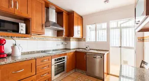 Amplio piso con 4 habitaciones para disfrutar de Málaga con parking gratuito - Image 2