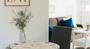 Charming Apt with chic decor Superhost w 5 Stars - Image 4