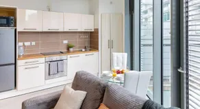 Modern City Centre Apartment 2 x Double En-Suite - Image 3