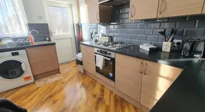 Harbour House - Entire Detached 4-BDR & 4-Beds Home, Ensuite and Bath - Serving Contractors, Tourists, Santa Pod, and Silverstone - Sleep 7 - Smart TV - Self Catering - Hi-Speed WiFi - Ample Free On-Street Parking - Image 3