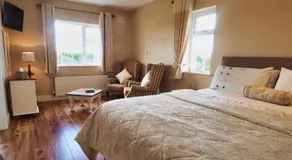Hillcrest Luxury Apartment - Image 2