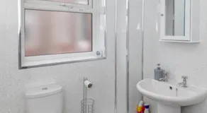 Charming 2-bedroom house - Image 3