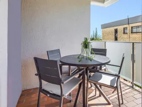 Cosy 2-Bedroom Seaside Unit Steps from Beach - Image 4