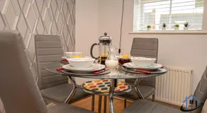 Garfield House, 3 bed house, sleeps 7, Nr Rushden Lakes, allocated parking, corporates welcome - Image 4