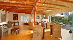 Cape Paradise Lodge and Apartments - Image 3
