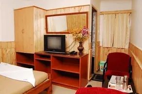 OYO 11739 Town Country Guest House - Image 5