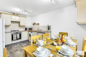 Modern 4-Bedroom Gem Family & Business Friendly - Image 3