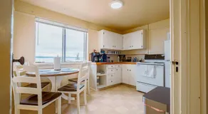 Bos Cozy Victorian Top Floor Duplex Unit with Puget Sound views - Image 3