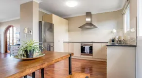 Indooroopilly Haven - Tranquil Stay with Easy City Access - Image 4