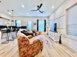 Centrally located cozy getaway near downtown - Image 2