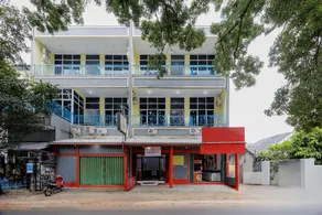 Urbanview Hotel near Exit Tol BSD - Image 5