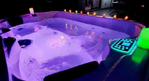 Un Séjour Romantique en couple avec Jacuzzi privé Chromothérapie Jardin Maison privée - Image 3