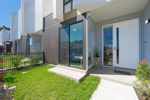 Long Stay Modern 4BR Family Home free Parking - Image 4