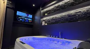 L'Écrin Beige - Immersive suite with private Jacuzzi - Image 3